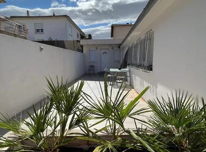 Beau Studio Independant A15Mn De La Plage, Proche De Toute Commodite